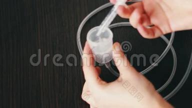 一名妇女在家里使用雾化器治疗哮喘和肺病。 雾化器喉罩